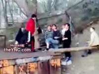 一人のDQNが無抵抗な少年たちをボッコボコにするキチガイ動画
