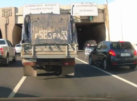 渋滞の原因はまさかのフリーダムすぎるお兄さんだった・・・。なにしてんのｗ