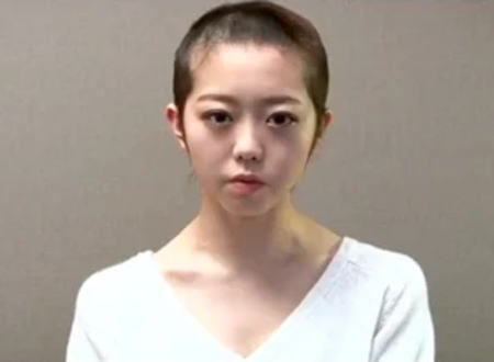 AKB48の峯岸みなみさんが丸刈りにして謝罪。3分49秒間のメッセージ動画