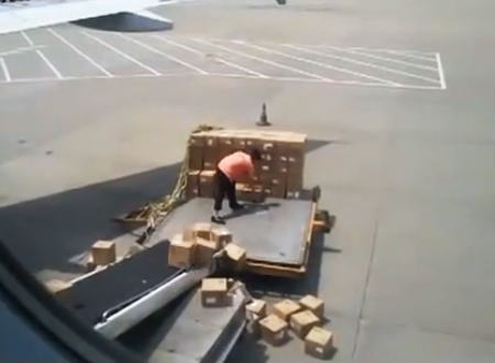 中国の空港で撮影された荷物の扱いがあまりにも酷すぎる係り員の映像。