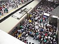 北京の地下鉄の朝のラッシュアワーが凄いと海外で話題に。ドア前の攻防ｗｗｗ