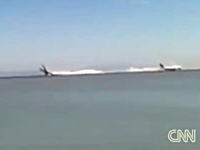 アシアナ航空のボーイング777型機が事故を起こした瞬間の映像がアップされる。
