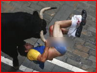 パンプローナの牛追い祭りで牛の角に太ももを貫かれた男性の写真がヤバい。注意