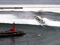 岩手県久慈港で撮影された津波に立ち向かう漁船の映像。右の船どうなった・・・。