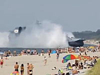 多くの海水浴客で賑わうビーチに海軍の巨大揚陸艦が出現！デカすぎワロタｗｗ
