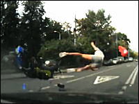 車と接触してぶっ飛ばされたスクーターの兄ちゃんが頑丈。事故ドラレコ映像。