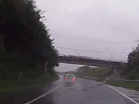 大雨の日はこういう事もある車載。高速道路でバスを追い越したら一瞬視界ゼロに