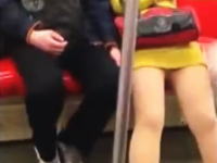 地下鉄で隣のミニスカ姉ちゃんの太ももを手の甲で触れようとする痴漢野郎を激撮