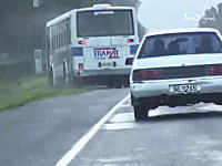 強風に煽られたバスが道路を反れてオフロードバスになってしまう車載ビデオ。