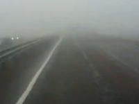 濃い霧の中で渋滞発生。止まりきれない車が次々と突っ込んでくる恐怖のドラレコ