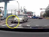 車に激しく衝突したバイクの人が道路と車体の間に挟まれてそのままズリズリと