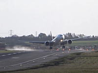 台風による強い横風のなか着陸を試みようとするボーイング777型機の映像。