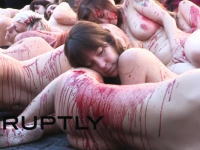 毛皮ダメ！動物愛護団体のメンバー50人が血まみれ全裸で抗議。皮革ダメ！