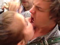 ビールのお祭りオクトーバーフェストで酔っ払った女性が男性の唇を噛みきる