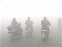 中国の大気汚染の深刻っぷりが良く分かる映像。横断する道路の先すら見えない