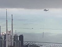 高所で作業ガクブル動画。シアーズタワーの最頂部に新しいアンテナを設置するよ