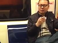 日本人になりすまして電車内で迷惑行為（喫煙）を行う男の動画がキテタゾ。