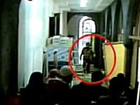 廊下の人たちに向かって手榴弾を投げつける。病院内同時多発テロの映像が公開される