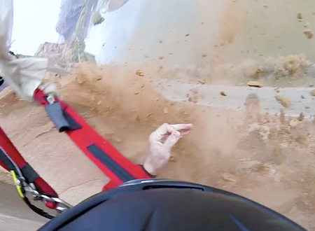 崖ジャンプ失敗で何度も岩面に叩きつけられながら落ちていく男のビデオ。