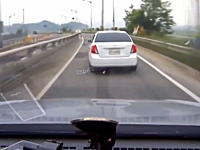 これは心臓が止まるかと思った車載。韓国の高速道路で目の前の車が・・・。