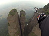 命がけの挑戦。ムササビ男が時速160キロでわずか数メートルの岩の間を飛び抜ける