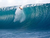 サーフィンって凄いな動画。ビル何階分！？という大波に挑むサーファーたち。