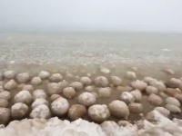 自然の不思議。ミシガン湖では湖岸に無数の丸い氷のボールが押し寄せる事がある。
