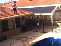 屋根から庭のプールへのバックフリップ飛び込みが結構ギリギリで怖い動画。