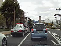 広島市。パトカーの職質から歩道に乗り上げて逃走する車。何をしたんだ・・・。