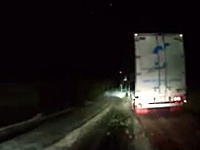 神奈川大雪で追い越してったトラックにブチギレてクラクション＆パッシングなヤツｗ
