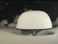雪見だいふくかと思った？庭のテーブルに雪が積もっていくタイムラプス映像。