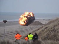 砂浜でドーン！オランダで行われた第二次大戦時の機雷の爆破処理の映像。