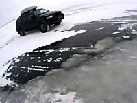 SUVが溺死。凍った湖の上を走っていたSUVが氷の薄い所を踏み抜いて完全沈没