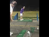 うめえ。ゴルフの打ちっぱなし場でアメージングなトリックショット決めたった動画。