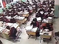 パニックになるクラスメイト。中国で授業中に生徒が自殺。その瞬間のビデオ。