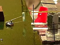 技術。極小（ミリ単位）のロボットたちが高速で動作しながら格子状の柱を作る動画。