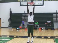 身長228.6センチメートルのバスケットボール選手がチートすぎる動画。