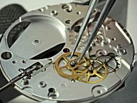 ハイテクと手作業の融合。ノモス・グラスヒュッテの機械式時計が出来上がるまで。