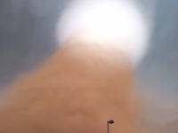 巻き上げられた土埃と上部の渦。ノースダコタ州で撮影された竜巻が怖いけど綺麗だった。