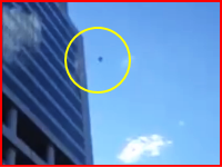 ビルの25階部分から身を投げた男性の映像。衝突の瞬間あり。再生注意。