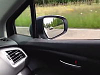 一瞬劇場。オランダの公道でまさかの車に追い越されたドライブレコーダー。8秒。