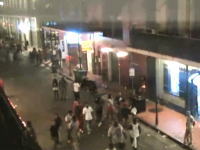 繁華街で起きた銃撃戦で関係のない9人が負傷。その瞬間を捉えた映像がアップ。