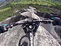 これは玉ヒュン動画。マジキチMTBフリーライダーの岩山ダウンヒルがすごい。