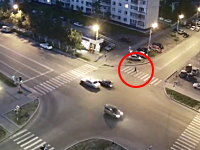 横断歩道を渡っていた歩行者が暴走者にはねられて即死。30メートル近く飛ばされる。