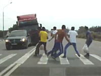 恐怖の瞬間。横断歩道上の6人がトラックに轢き殺されそうになる車載動画。