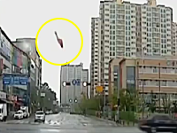 韓国で住宅街にヘリコプターが墜落し5名が死亡。その瞬間の映像が撮影されていた。