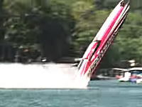 パワーボートが高速走行中に浮き上がってしまったらこうなる動画。大クラッシュ。