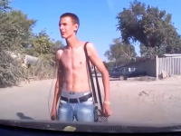 拳銃片手に進路を妨害する裸男をワンパンで撃退した強い運転手。ウクライナ。