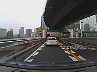 危ない運転。阪神高速で道を間違えた車がギリギリで車線変更したら怖い。