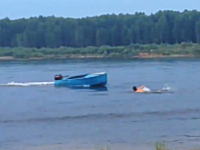 無人で走り回る暴走ボートを止めようとする男性がめちゃくちゃ危ない動画。